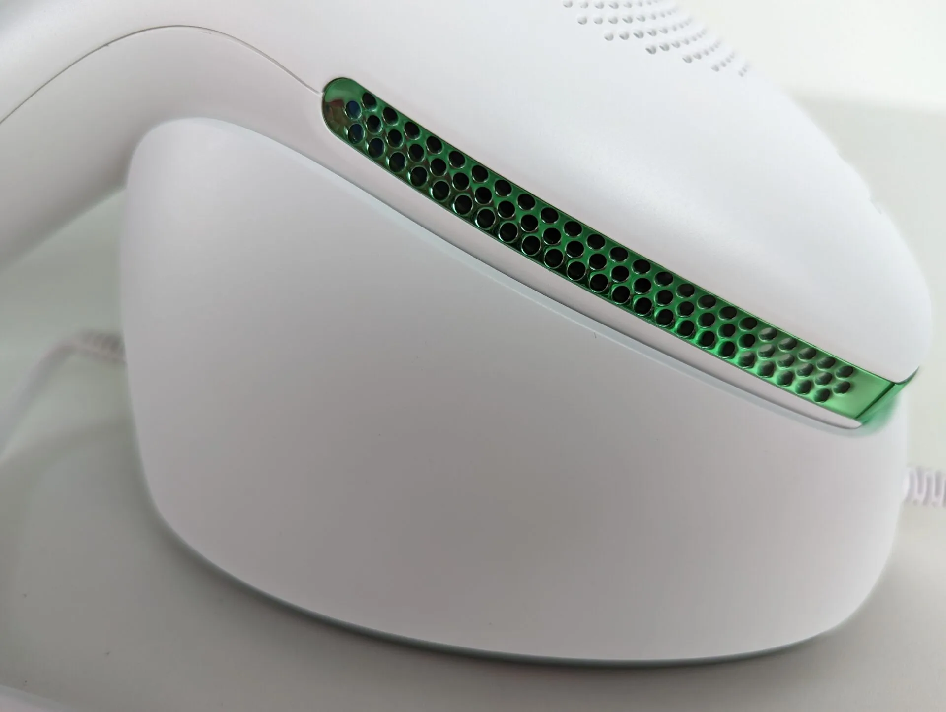 Boční ventilační mřížka Obrázek boční ventilační mřížky epilátoru TrueLife Belle IPL E5