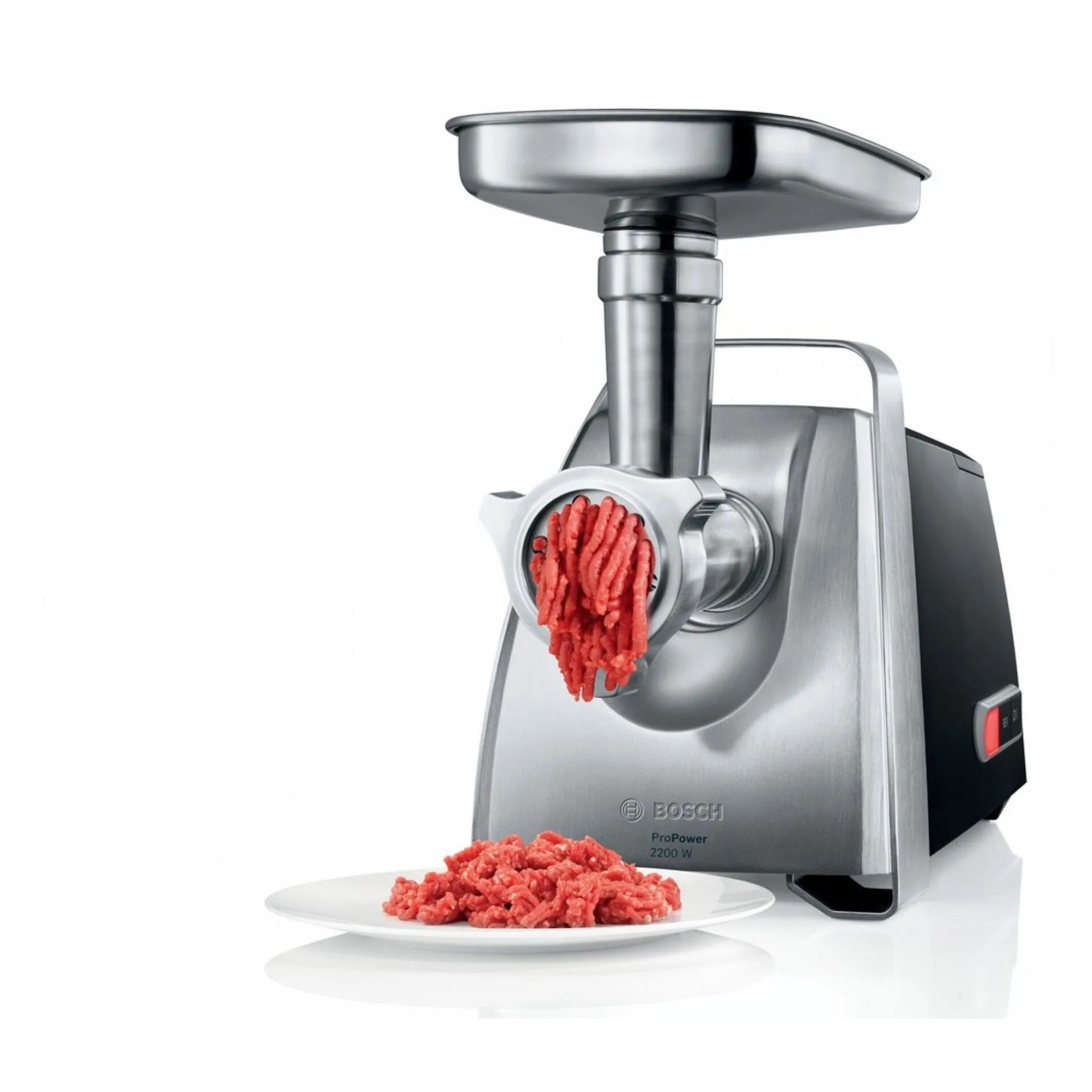 Bosch MFW68660 a ukázka mletí masa Obrázek zobrazuje mlýnek Bosch MFW68660 při mletí masa