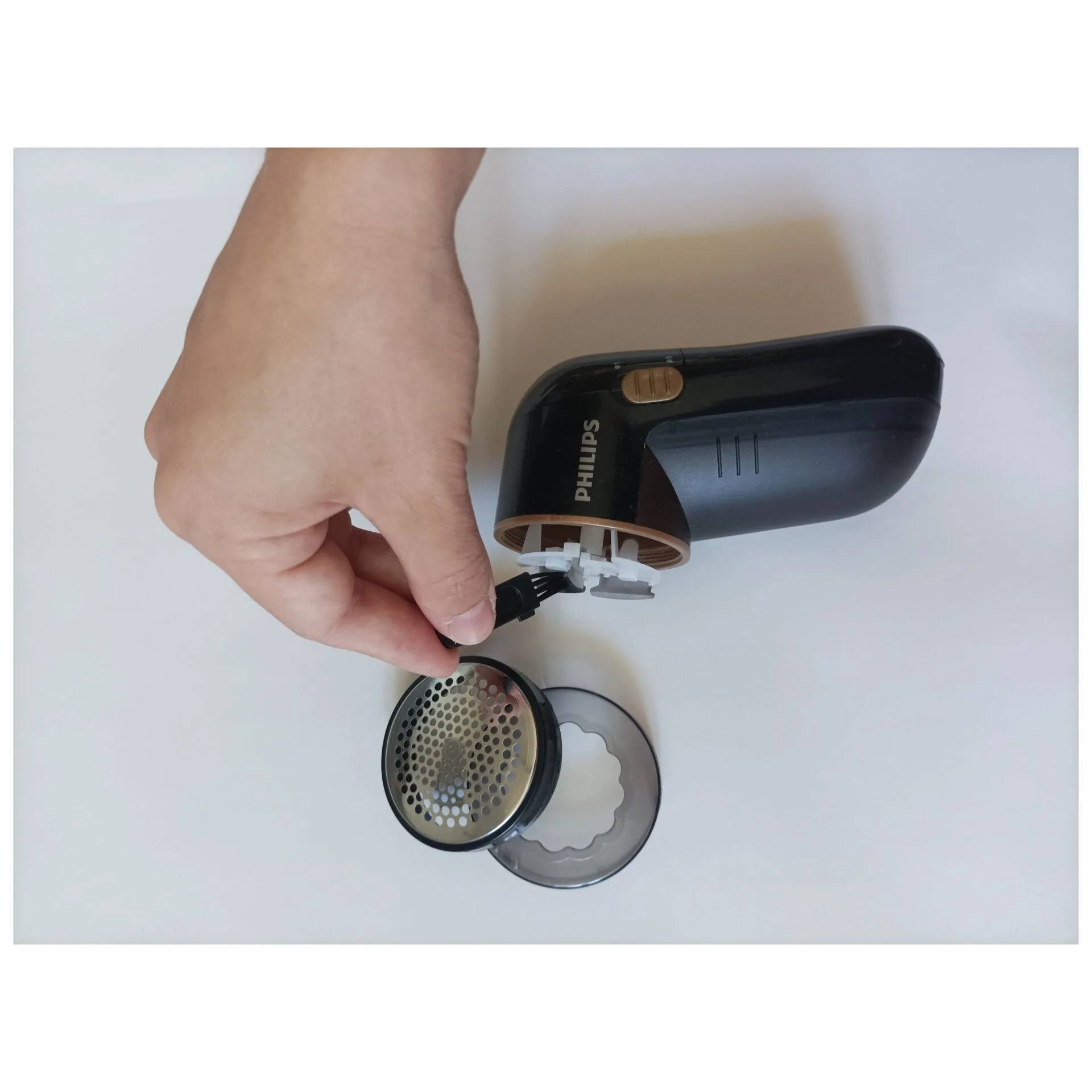 Philips GC02680 čištění čepelí Obrázek zobrazuje čištění odžmolkovače