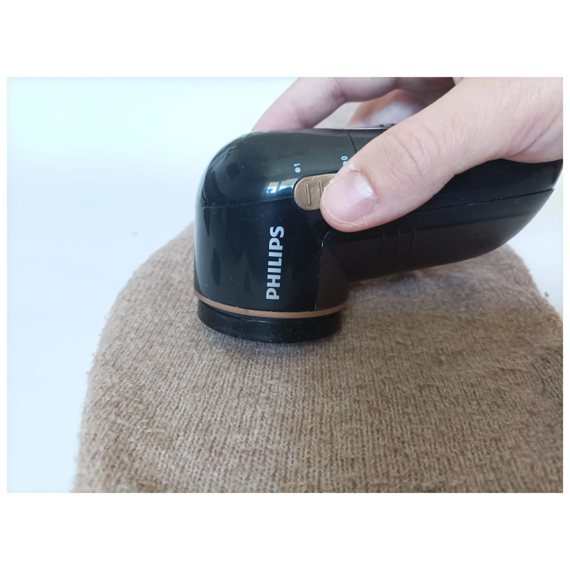 Philips GC02680 při práci Obrázek zobrazuje odžmolkovač
