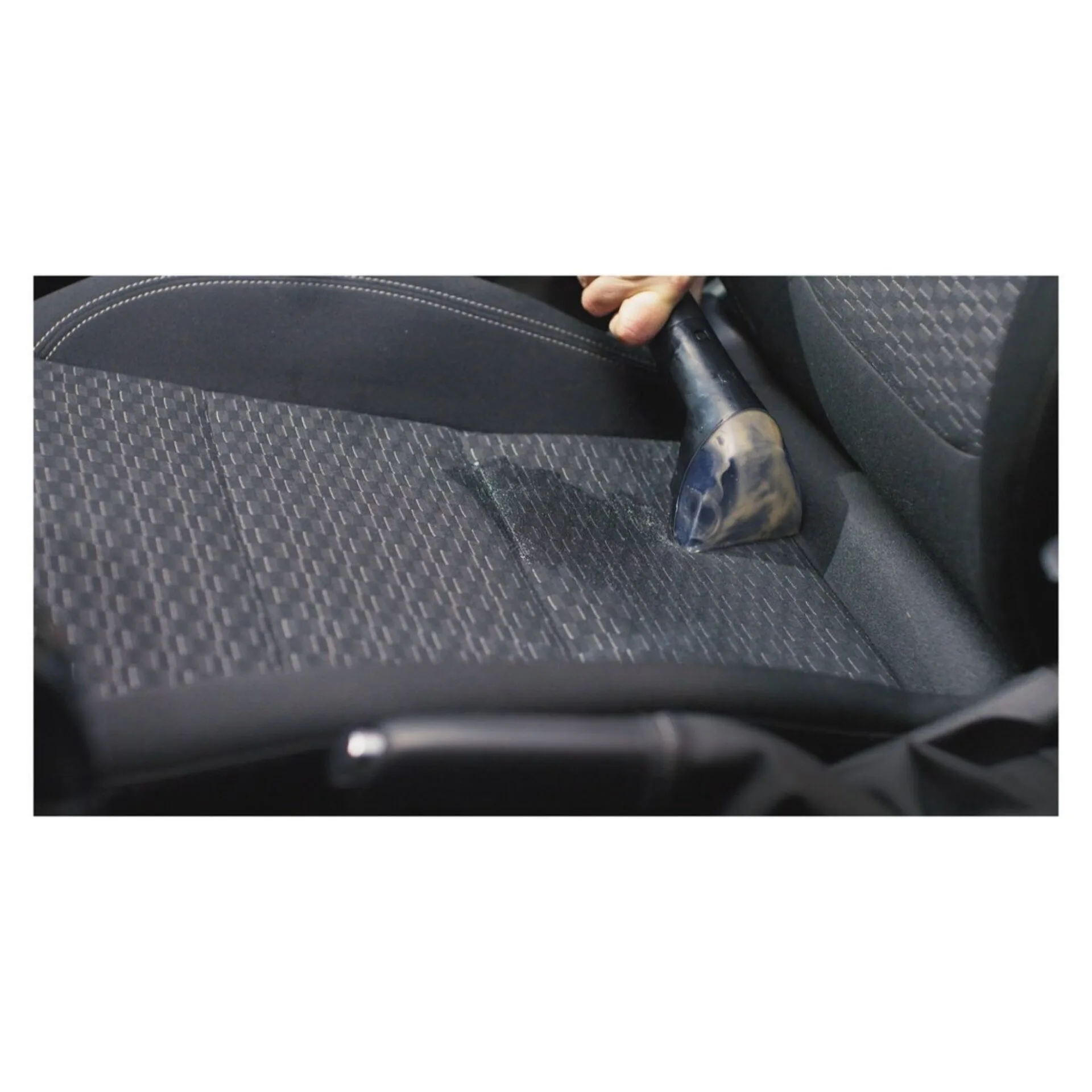 Pomůže vám i s nepořádkem v automobilu Obrázek zobrazuje další využití čističe koberců Bissell 1558N SpotClean Professional