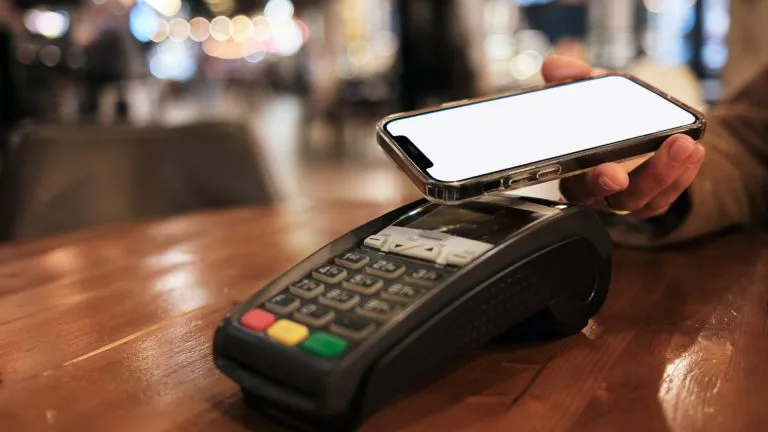 Jak platit mobilem? Bez technologie NFC se neobejdete