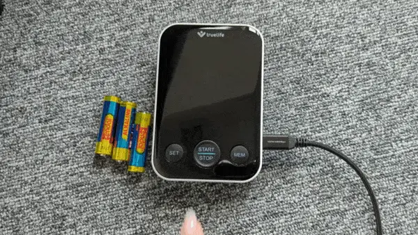 Zařízení funguje na baterky nebo síťový kabel Zařízení funguje na baterky nebo síťový kabel