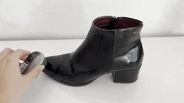 Čištění lakované kůže Gif zobrazuje čištění lakované kůže