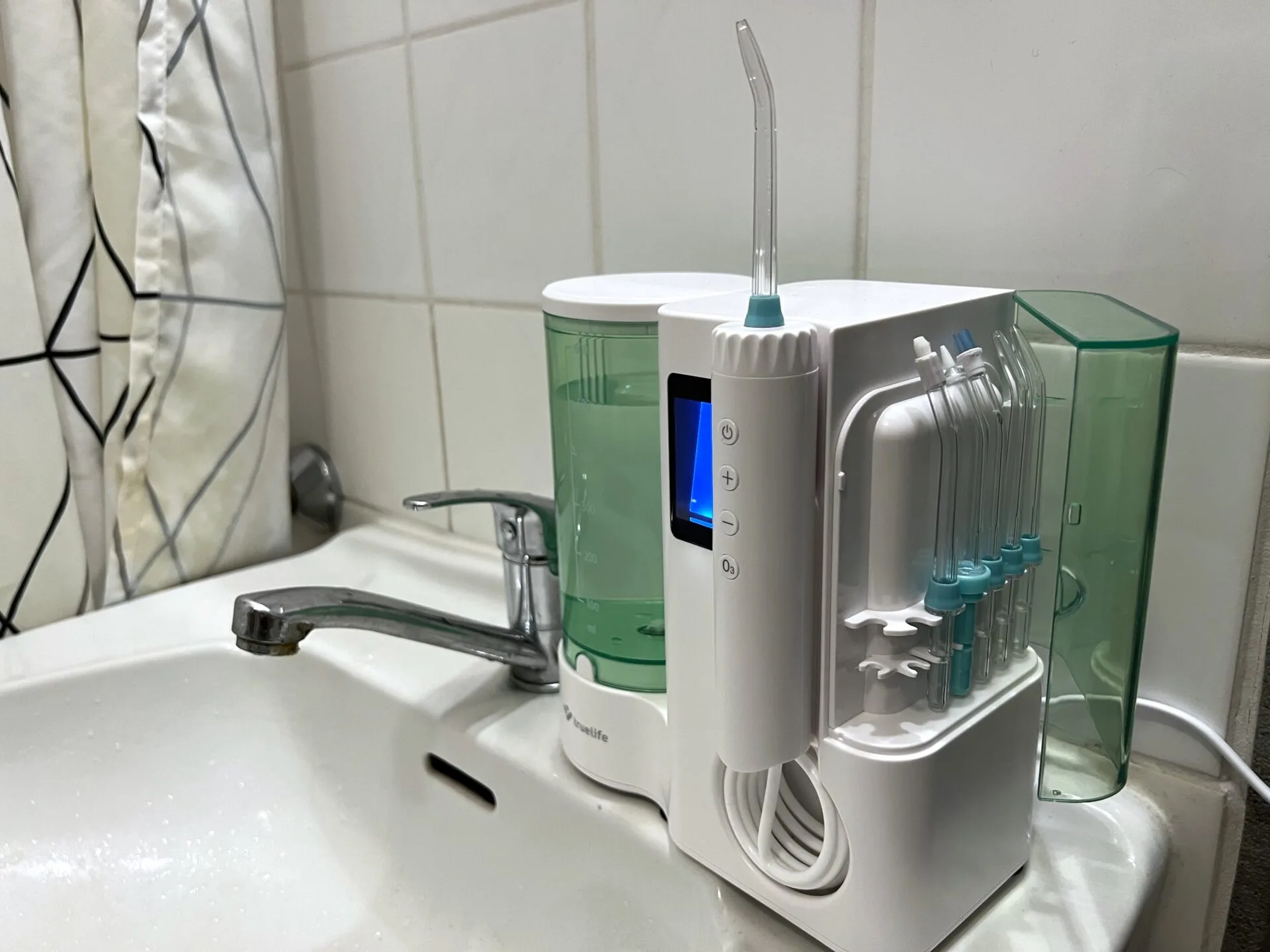 Sprcha připravena k použití Obrázek zobrazuje ústní sprchu TrueLife
