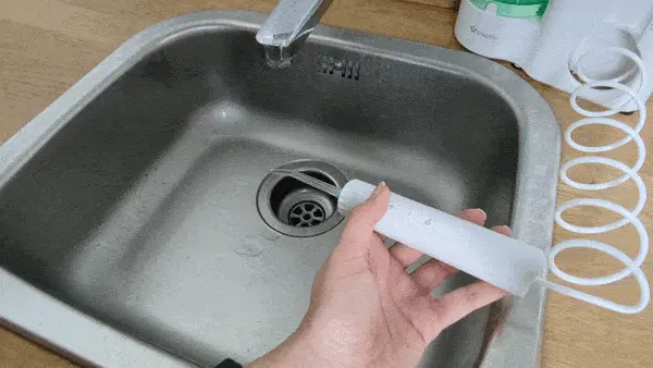 Stříkání ústní sprchy Gif zobrazuje stříkání ústní sprchy