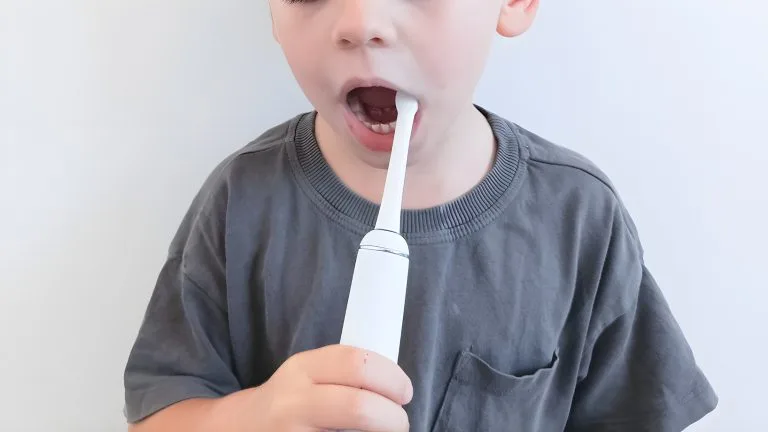 Může být čištění zubů pro děti zábavné? Recenze a test kartáčku TrueLife SonicBrush Junior J100 Může být čištění zubů pro děti zábavné? Recenze a test kartáčku TrueLife SonicBrush Junior J100