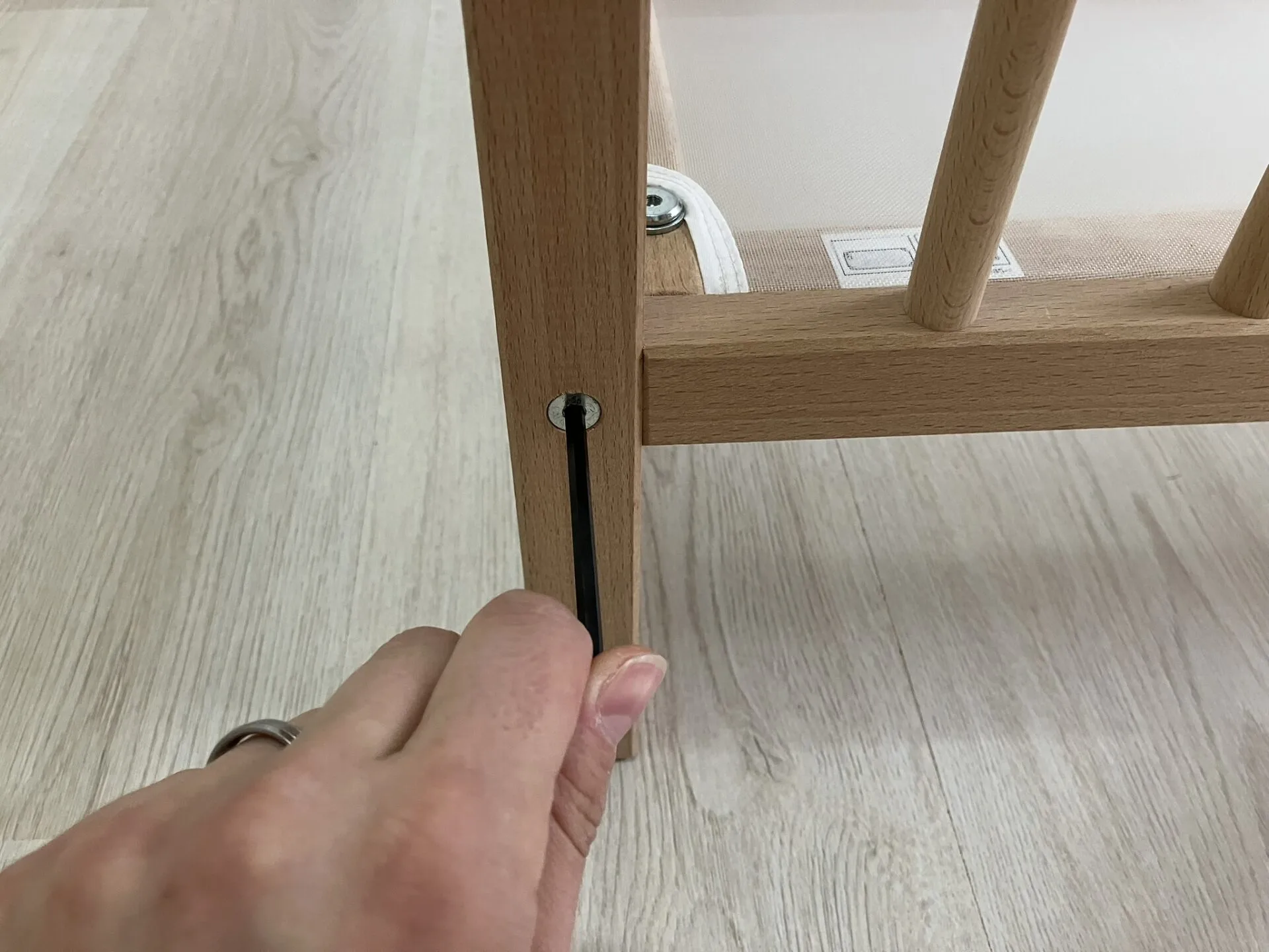S imbusovými klíči jsem dotáhla jídelní židle i dětskou postýlku