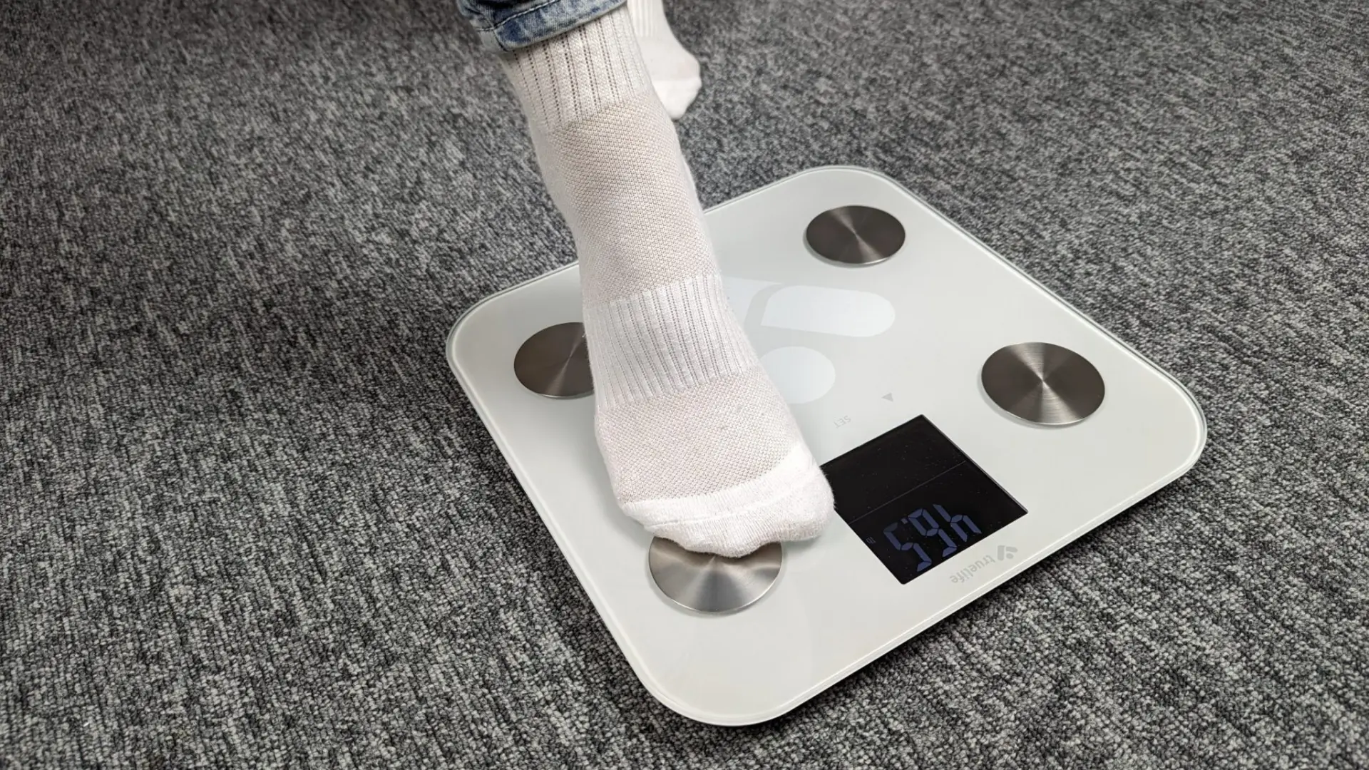 Váha se automaticky zapne, když na ni stoupnete Váha se automaticky zapne, když na ni stoupnete