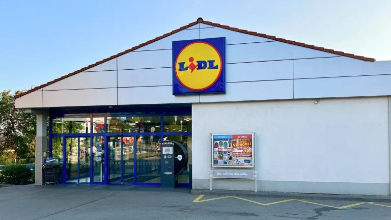 Lidl naistaluje do konce listopadu 2023 digitální cenovky a ušetří tuny odpadního papíru Lidl naistaluje do konce listopadu 2023 digitální cenovky a ušetří tuny odpadního papíru