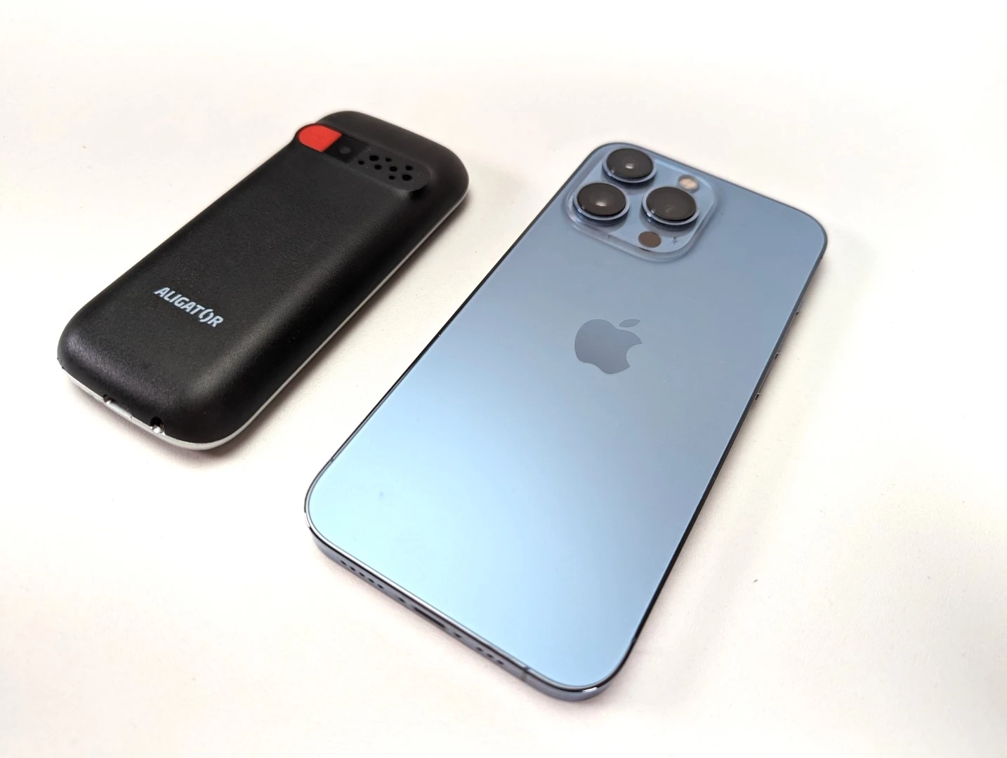Aligator A720 s SOS tlačítkem a iPhone 13 Pro Aligator A720 s SOS tlačítkem a iPhone 13 Pro