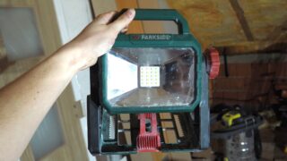 Parkside aku LED reflektor PLSA 20-Li A1&nbsp;po 6 měsících používání: Svítí dobře, ovládání nenadchne