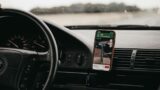 3 nejoblíbenější držáky na mobil do auta v&nbsp;roce 2024