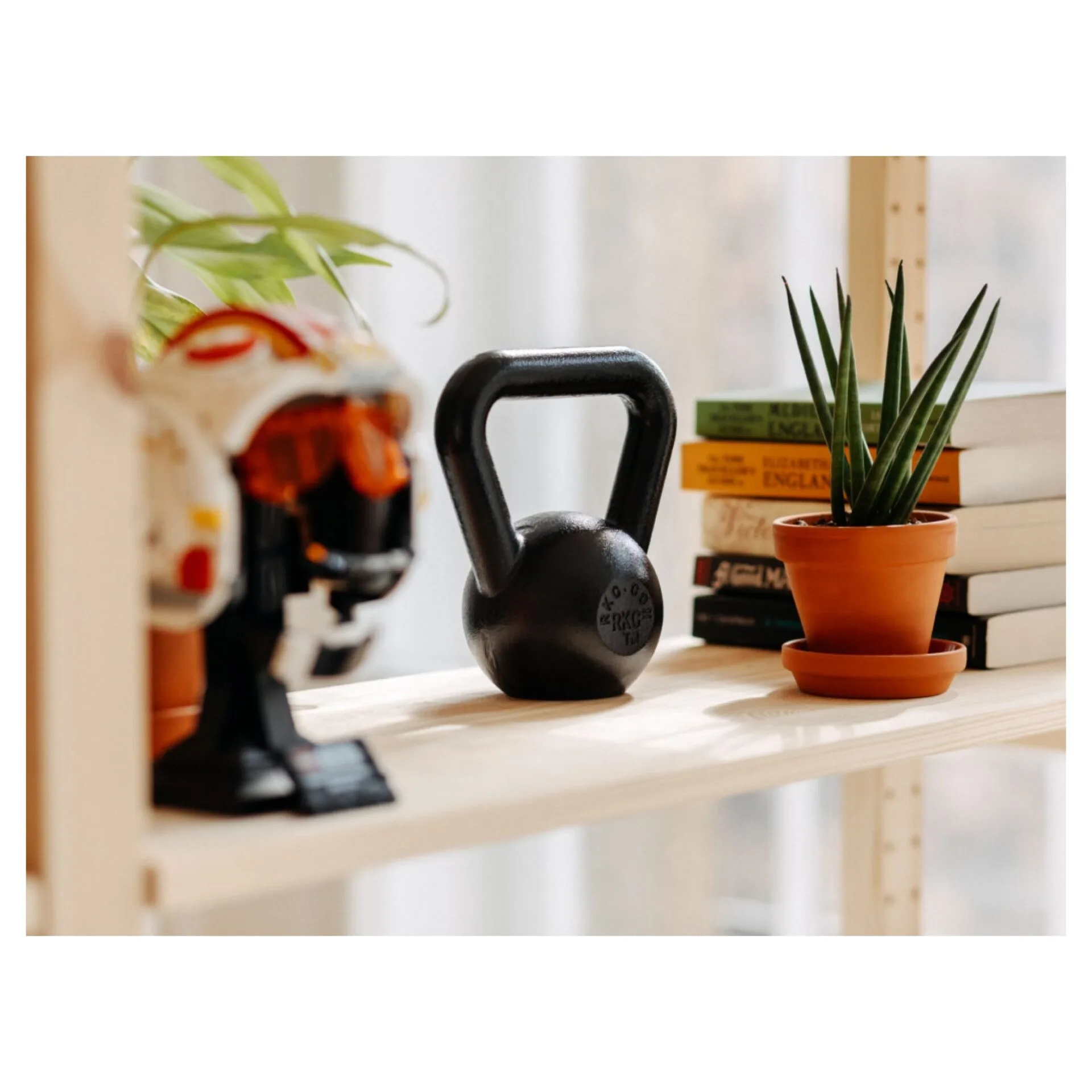 Kettlebell nezabírá mnoho místa Obrázek zobrazuje, že kettlebell nezabírá mnoho místa