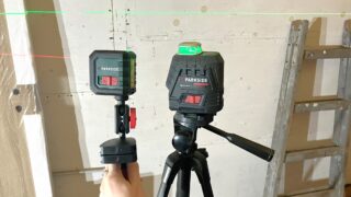 Otestovali jsme liniový laser Parkside PKLL 7&nbsp;E4 za 330&nbsp;Kč: Je to „plasťák“, přesto pomůže (Recenze)