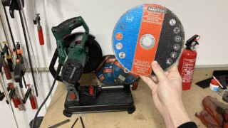 Parkside řezná bruska na kov PMTS 180&nbsp;A1 po roce používání: Kotouč rovnou vyměňte (Recenze)