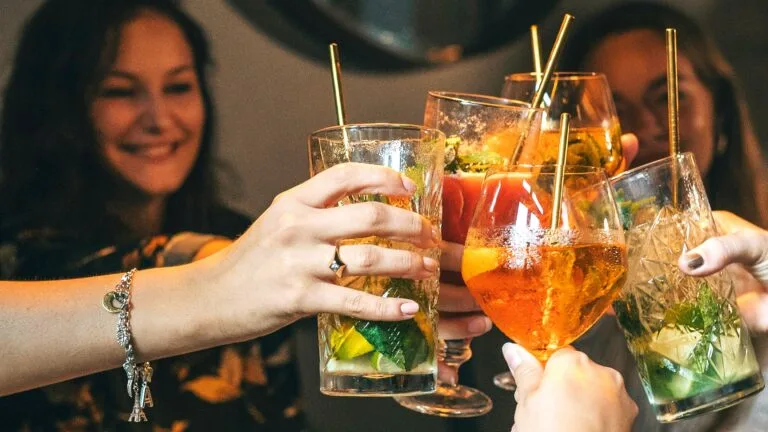 4 nejlepší nealkoholické drinky v roce 2024: Vychutná si je abstinent i milovník alkoholu 4 nejlepší nealkoholické drinky v roce 2024: Vychutná si je abstinent i milovník alkoholu