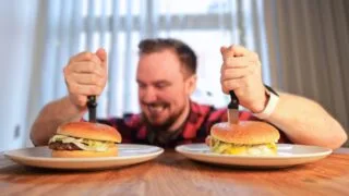 ‚‚Tohle je nejlepší burger v&nbsp;Mekáči.‘‘ Vyzkoušeli jsme nové burgery Přemka Forejta z&nbsp;McDonald’s