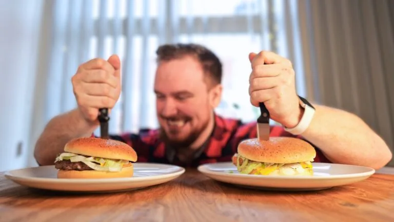 ‚‚Tohle je nejlepší burger v Mekáči.‘‘ Vyzkoušeli jsme nové burgery Přemka Forejta z McDonald’s ‚‚Tohle je nejlepší burger v Mekáči.‘‘ Vyzkoušeli jsme nové burgery Přemka Forejta z McDonald’s