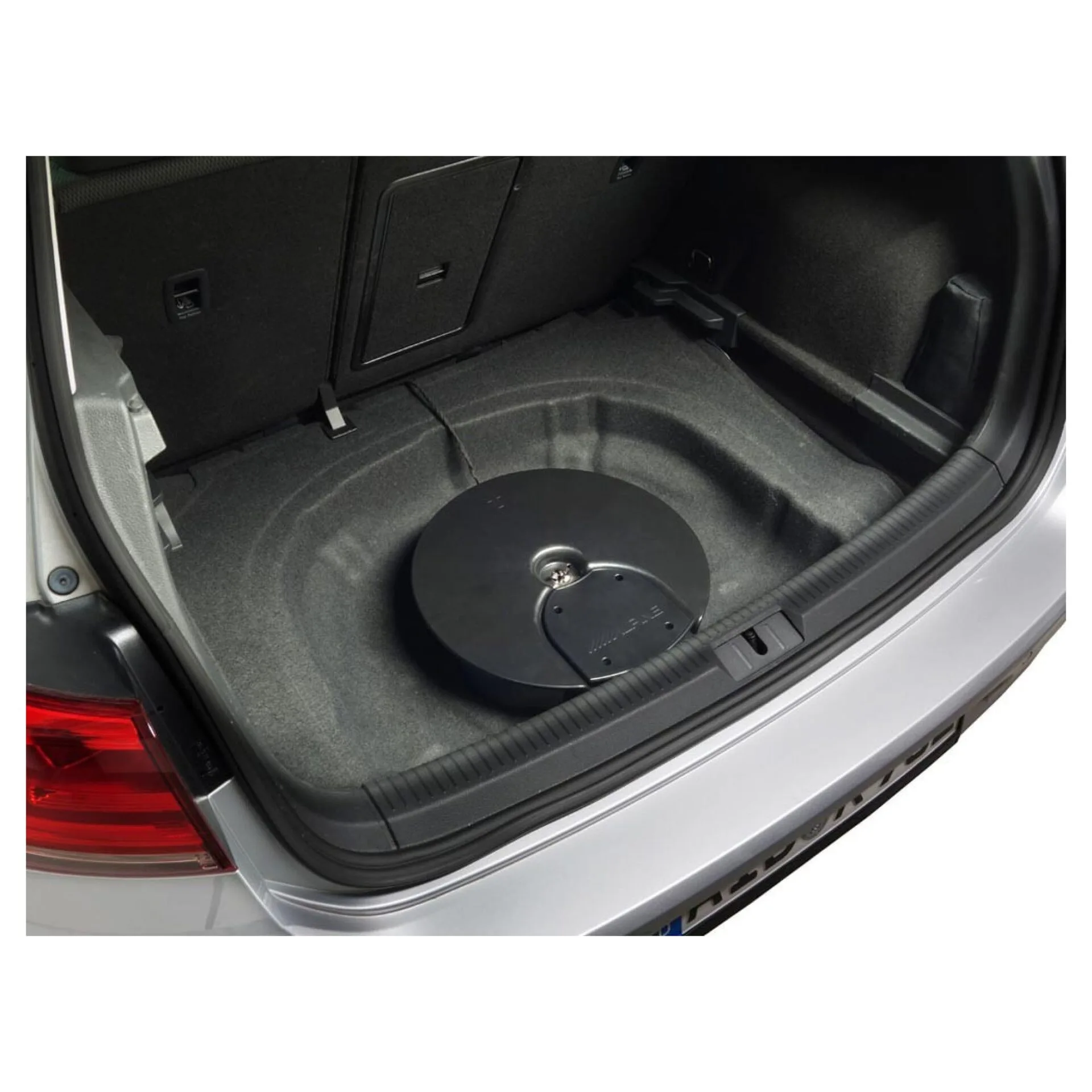 Subwoofer v autě Obrázek zobrazuje subwoofer v autě