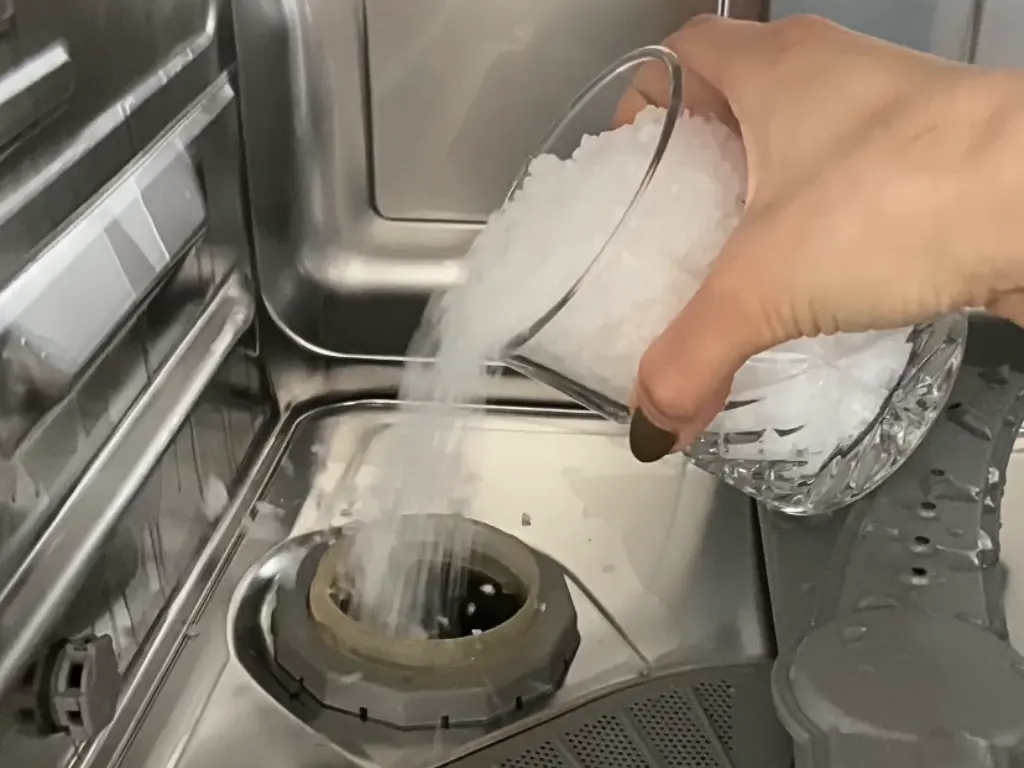Přidejte sůl do myčky a leštidlo Přidejte sůl do myčky a leštidlo