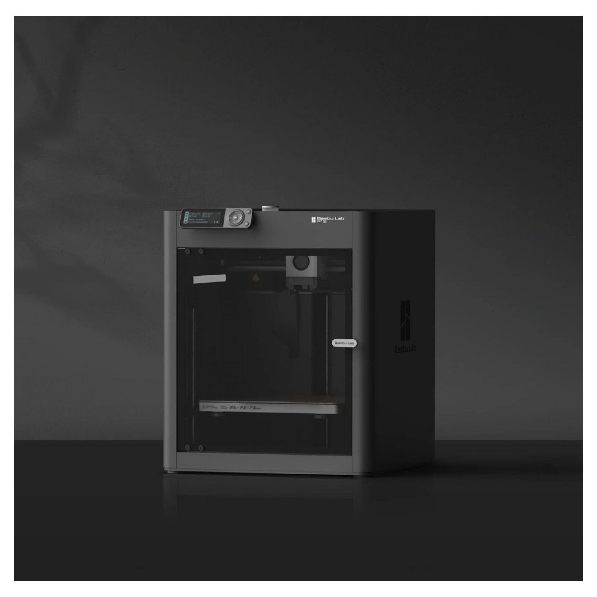 Navíc vypadá vizuálně zajímavě Obrázek zobrazuje design 3D tiskárny Bambu Lab P1S