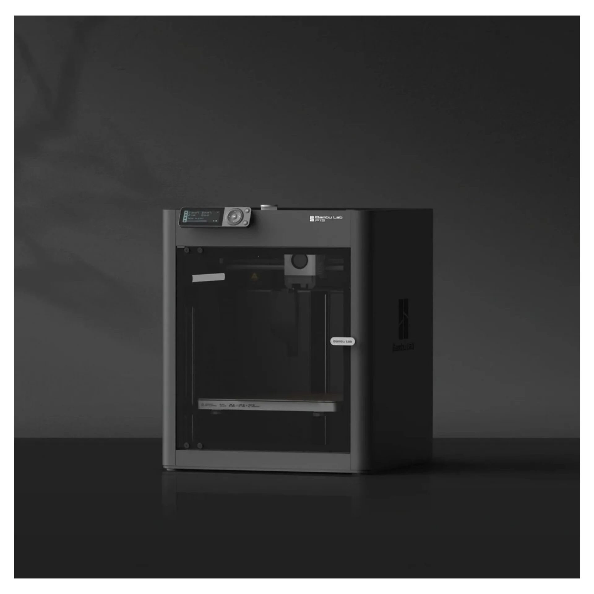 Navíc vypadá vizuálně zajímavě Obrázek zobrazuje design 3D tiskárny Bambu Lab P1S