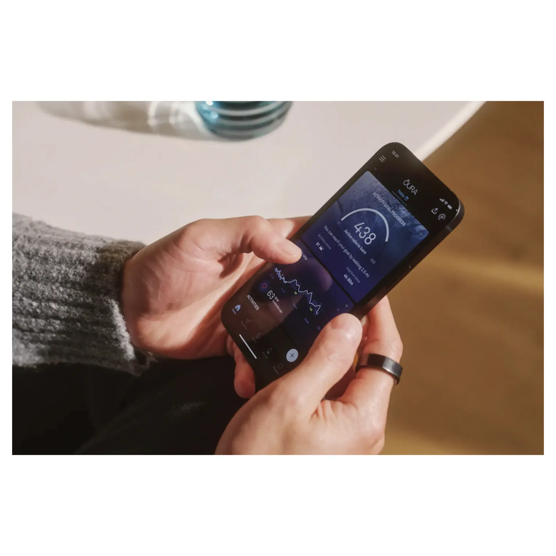 Oura ring a data v mobilní aplikaci Obrázek zobrazuje Oura ring a data v mobilní aplikaci