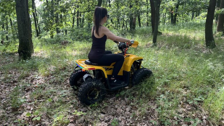 Otestovali jsme elektrickou čtyřkolku Lamax eBumbleBee ATV60M: Je určená teenagerům, uveze i&nbsp;štíhlejší dospělé