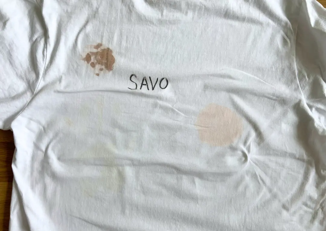 Skvrny po vyprání zblízka Skvrny po vyprání zblízka