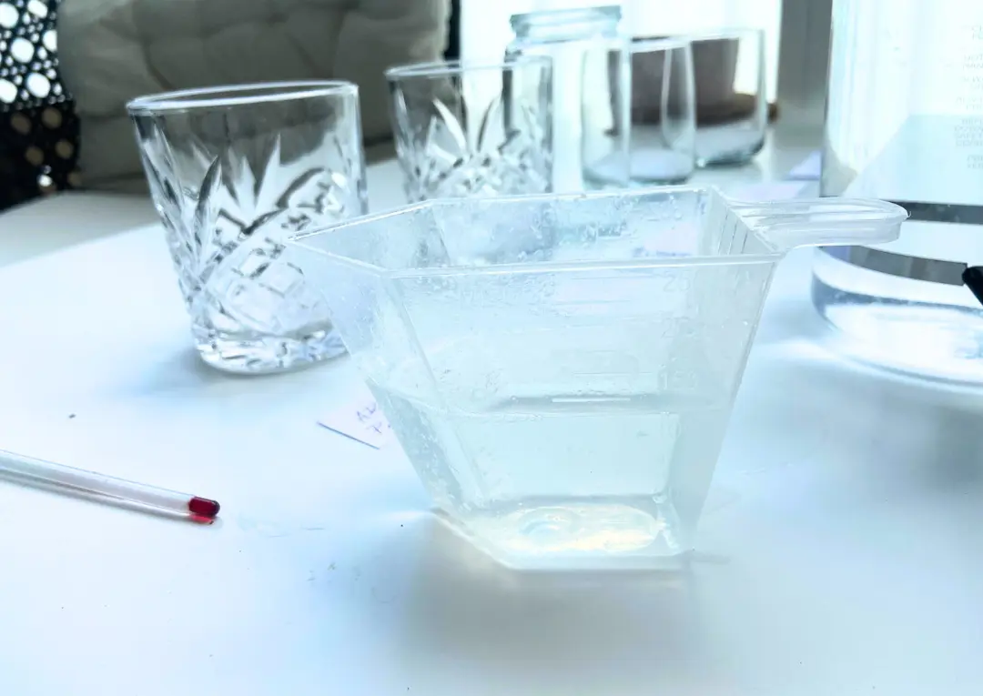 Odměřili jsme 100 ml vody Odměřili jsme 100 ml vody