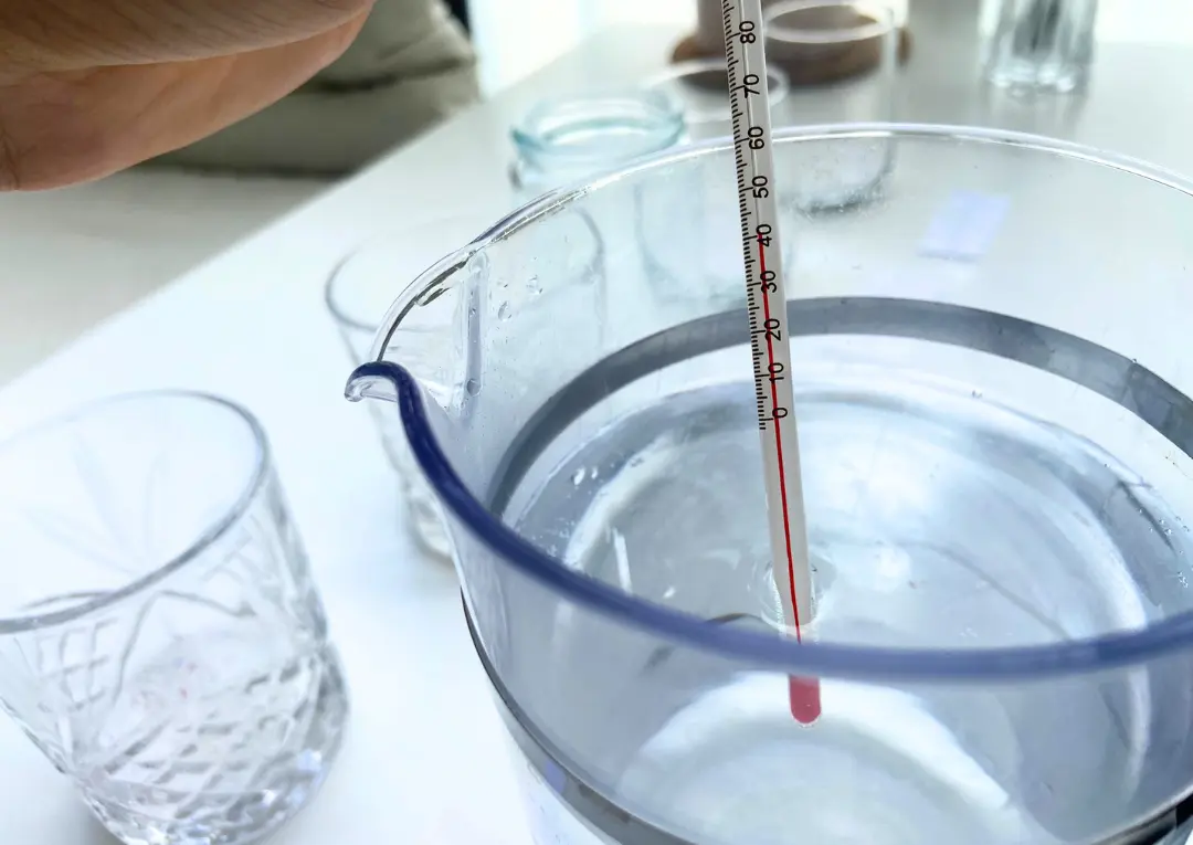 Prášky jsme zalili vodou o 40°C Prášky jsme zalili vodou o 40°C