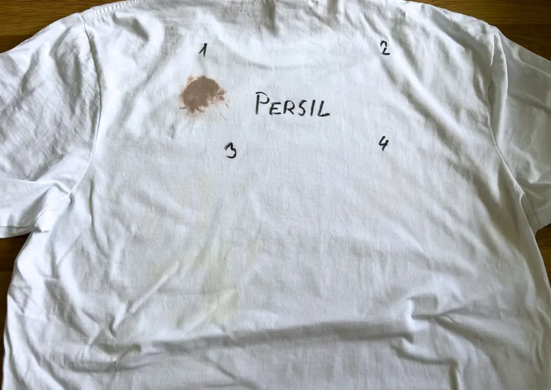 Skvrny po vyprání zblízka Skvrny po vyprání zblízka