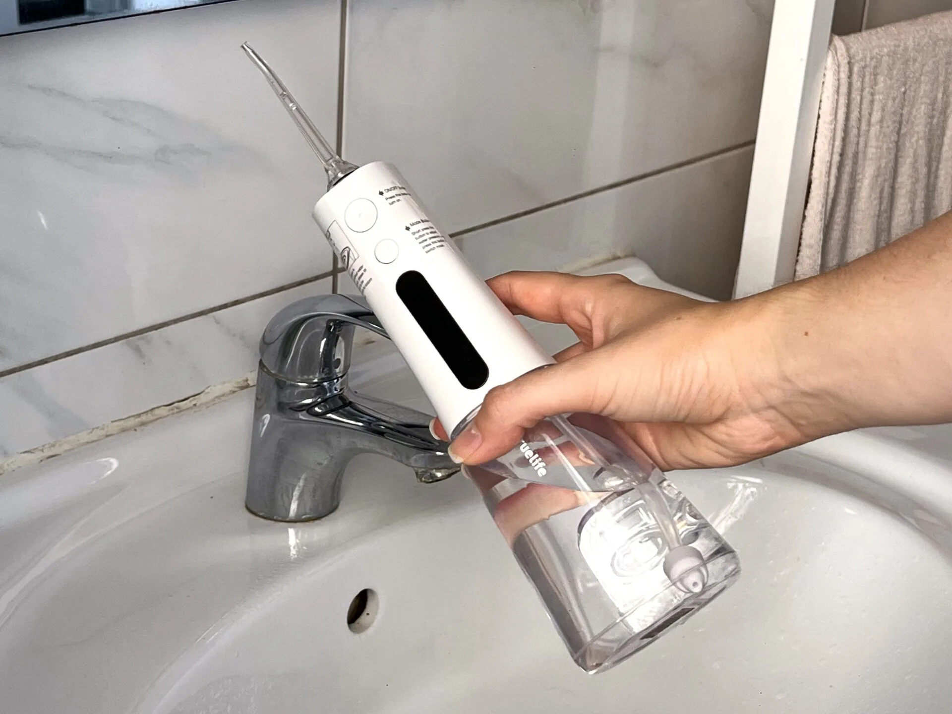 Sprcha je lehká a snadno se používá Sprcha je lehká a snadno se používá