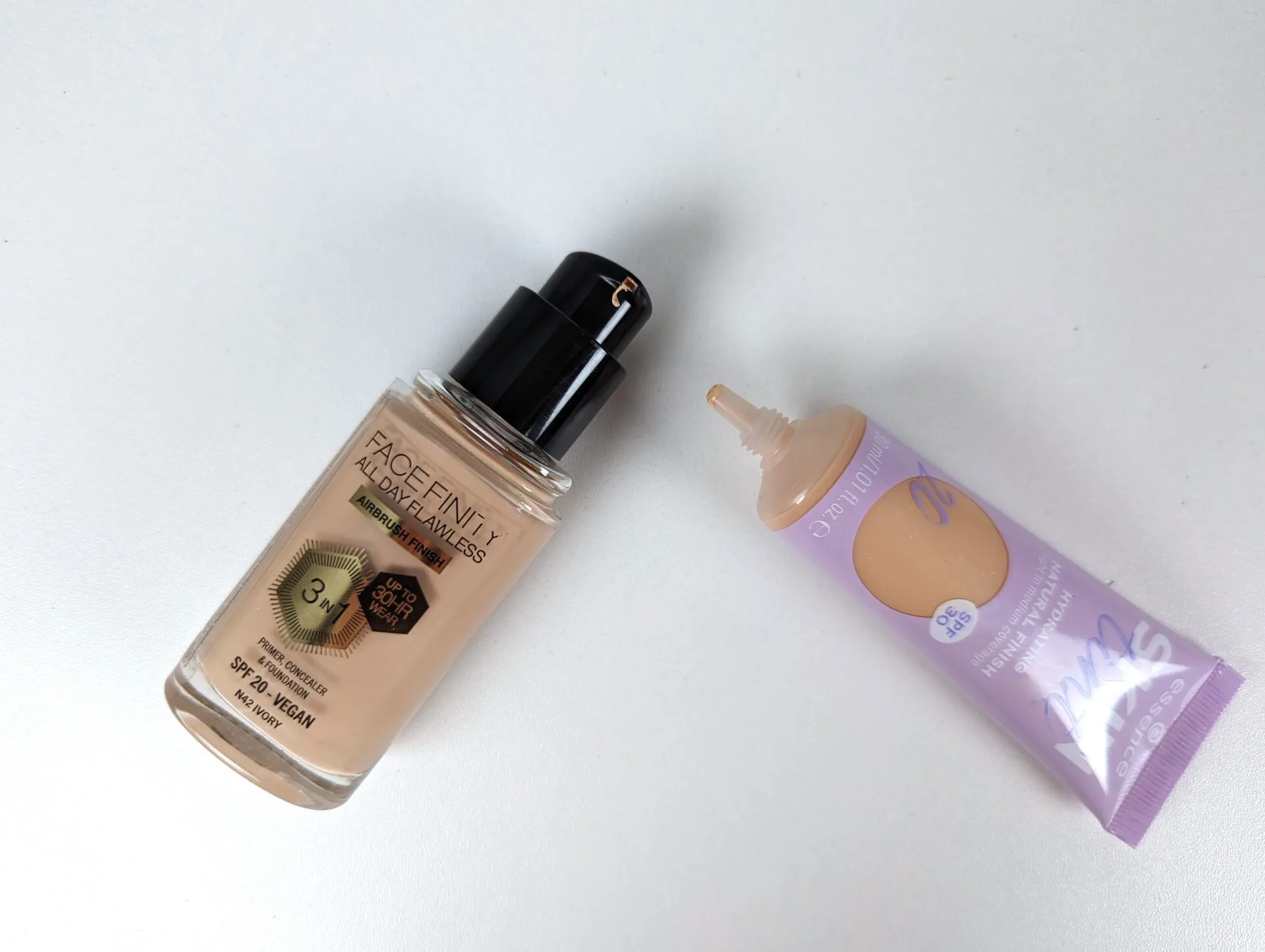 Dražší make-up s pumpičkou vs. levný make-up v tubě Dražší make-up s pumpičkou vs. levný make-up v tubě