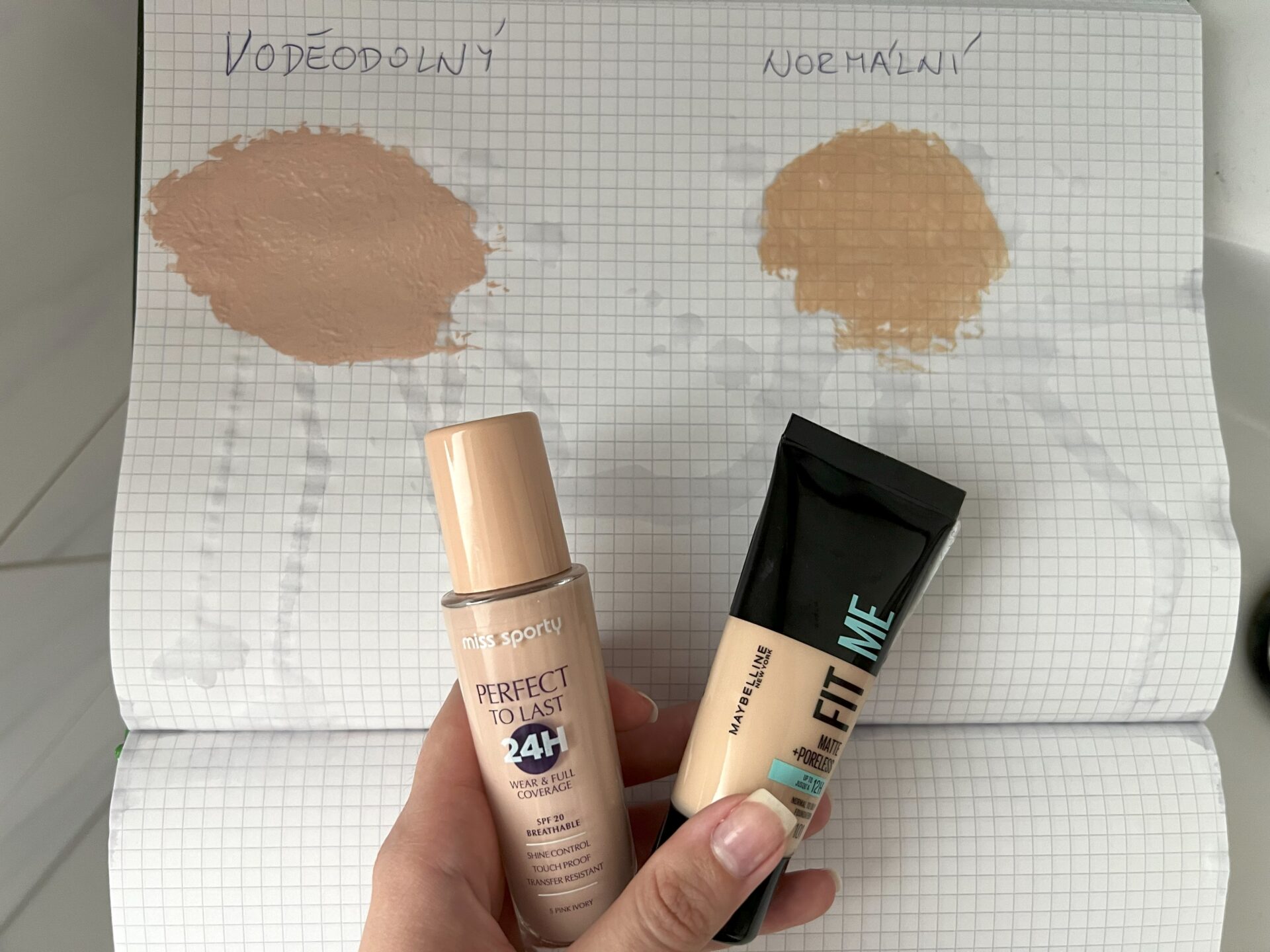 Test voděodolného vs. klasického make-upu Test voděodolného vs. klasického make-upu