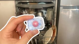 3 nejlevnější kapsle do myčky (TEST 2024): Jak se jim daří odstranit zaschlé nečistoty?