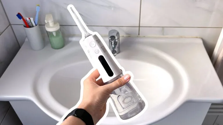 Cestovní ústní sprcha TrueLife AquaFloss Compact L100 je kompaktní, adaptér si ale musíte dokoupit (TEST 2024) Cestovní ústní sprcha TrueLife AquaFloss Compact L100 je kompaktní, adaptér si ale musíte dokoupit (TEST 2024)