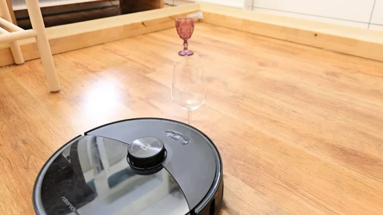Roborock S8 MaxV Ultra při testu exceloval: Detekoval kabely, „mazlíka“ a vyhnul se i skleničce Roborock S8 MaxV Ultra při testu exceloval: Detekoval kabely, „mazlíka“ a vyhnul se i skleničce