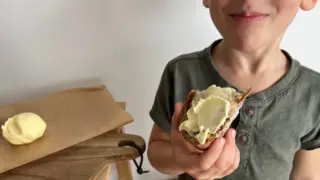 Vyrobte s&nbsp;námi domácí máslo, které je lepší než z&nbsp;obchodu: Návod má jen 4 kroky