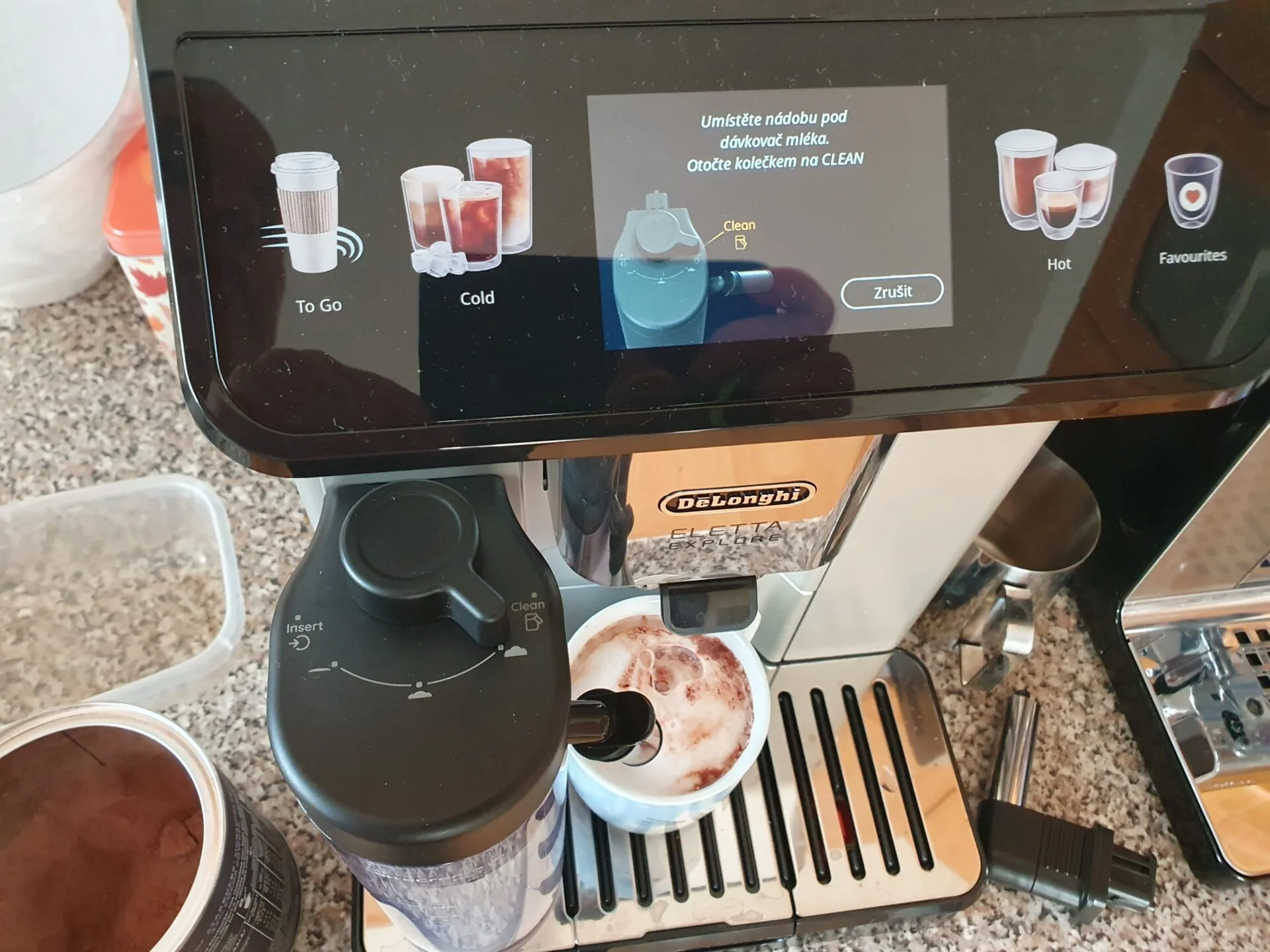 U De’Longhi Eletta Explore jsou přehledné pokyny pro čištění na displeji (foto: Kristýna Hašková)
