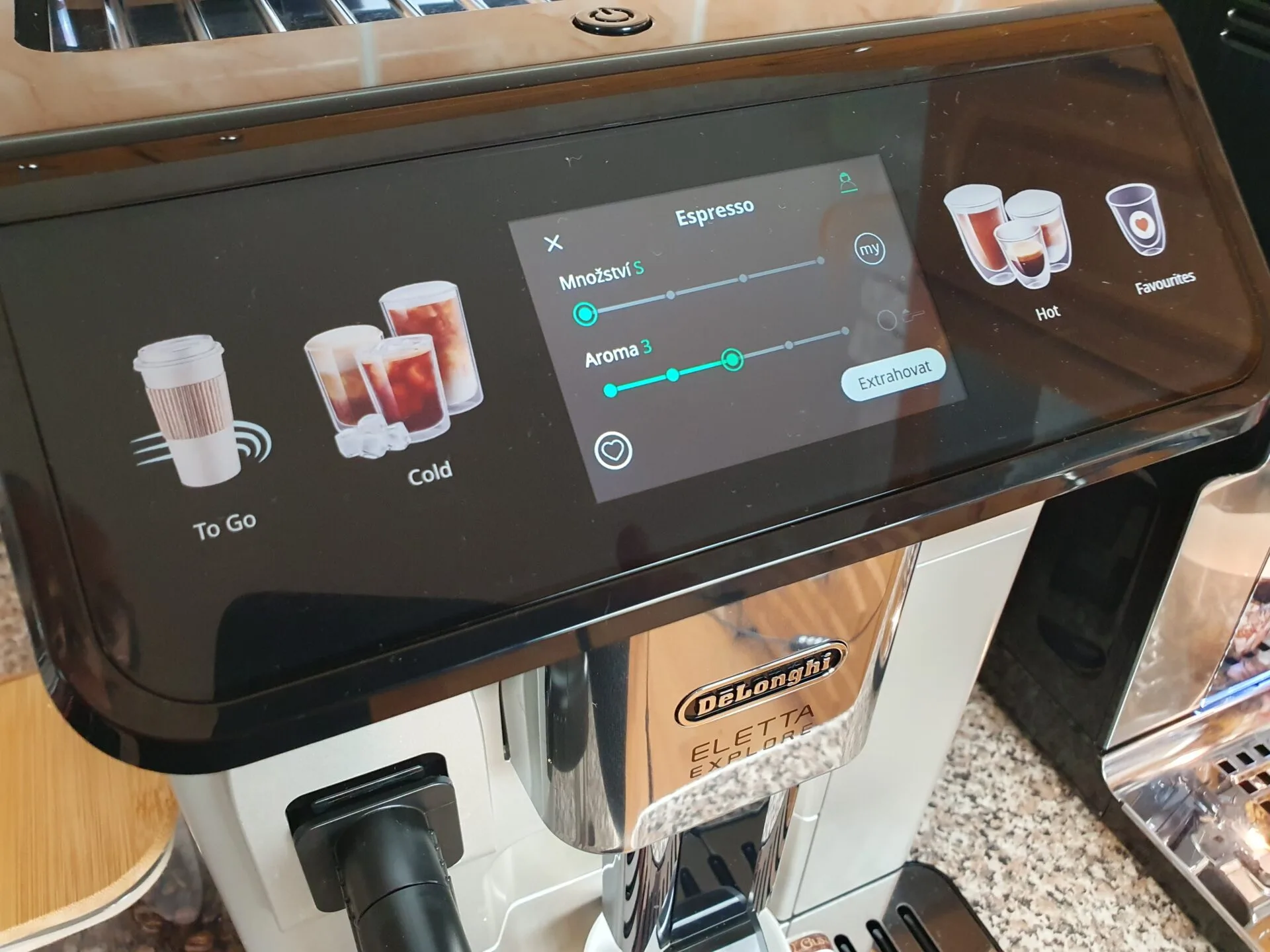 U De’Longhi Eletta Explore ECAM 450.55.S obsluhu zjednodušuje displej i mléčný systém (foto: Kristýna Hašková)