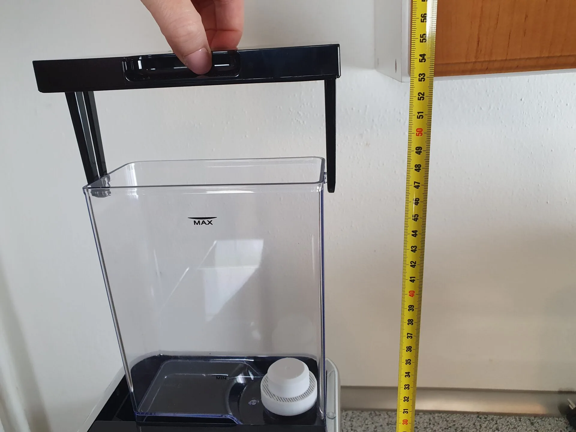 Tchibo Esperto Caffé 1.1 byl nejmenší kávovar v testu, prostor pro vytažení nádoby vyžadoval největší (foto: Kristýna Hašková)