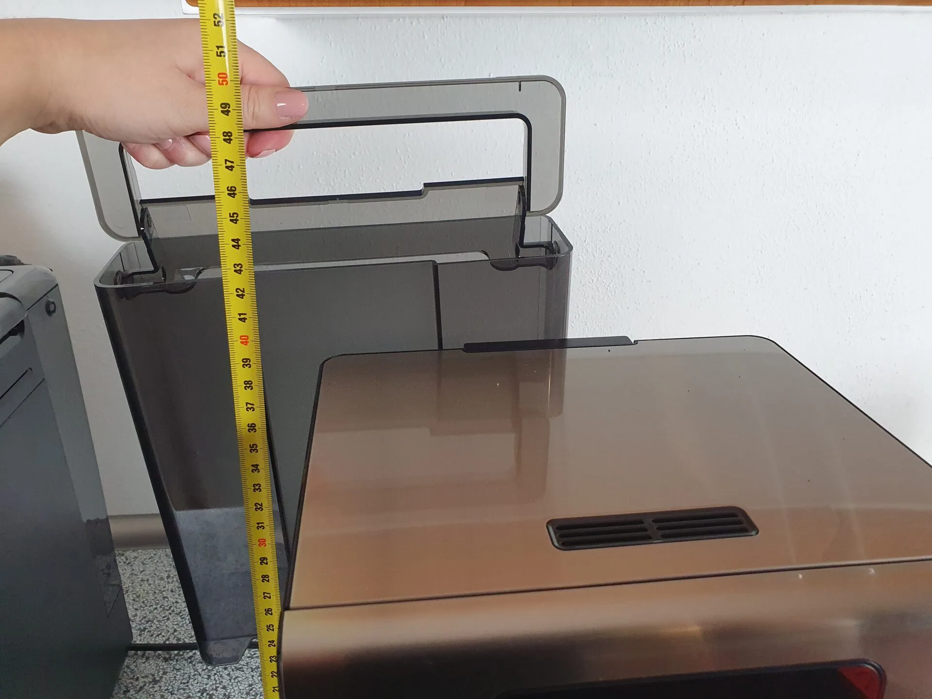 U Krups Intuition Experience+ se odpadní zásobník vytahuje zepředu, nádobu na vodu ale musíte vytáhnout zezadu (foto: Kristýna Hašková)