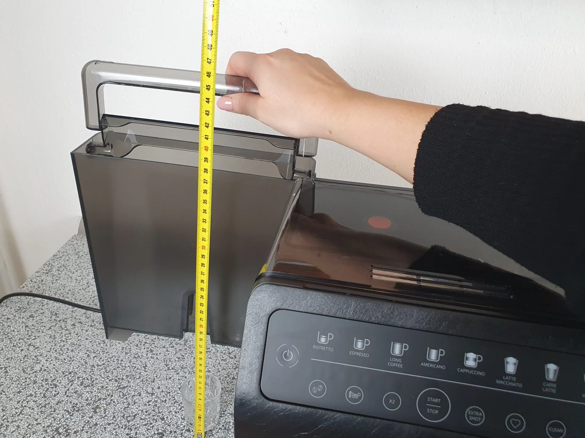 Nádoby na vodu u větších kávovarů Krups mají stejnou konstrukci, na fotce Krups Evidence Eco (foto: Kristýna Hašková)