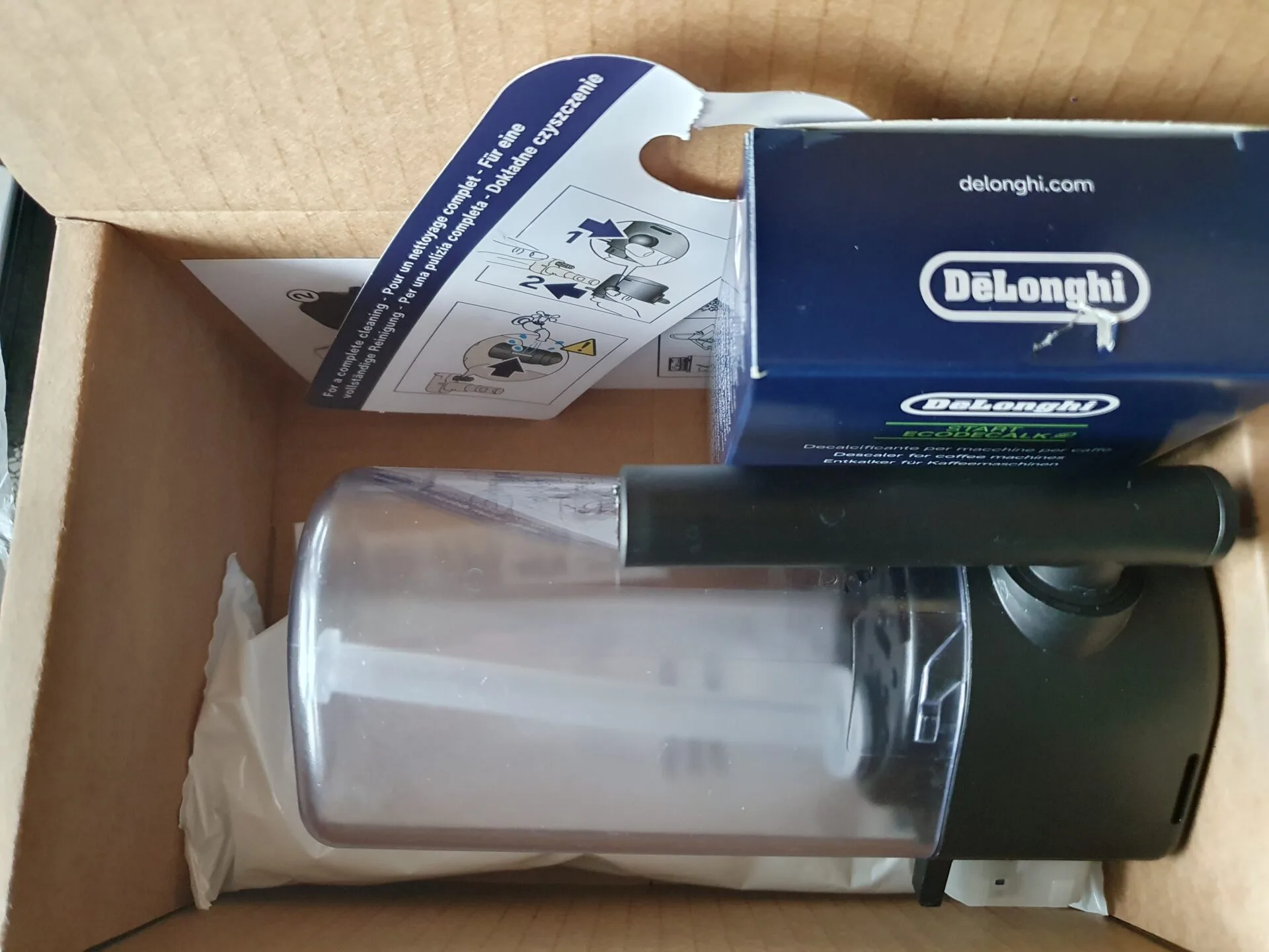 De’Longhi Magnifica Evo má doplňky v menší krabičce (foto: Kristýna Hašková)