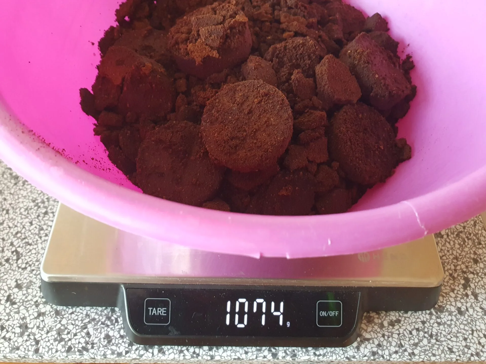 Celkem jsme spotřebovali přes 1,5 kg kávy, na fotce vážení po 1,5 týdnu testování (foto: Kristýna Hašková)
