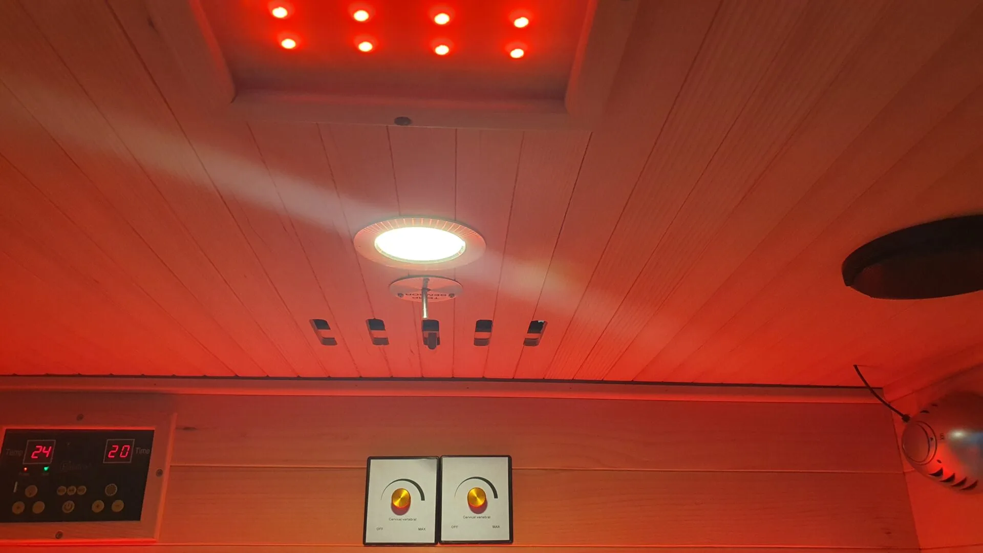 Moje infrasauna má barevné osvětlení i čtečí lampičku (foto: Kristýna Hašková) Obrázek zobrazuje: Osvětlení infrasauny