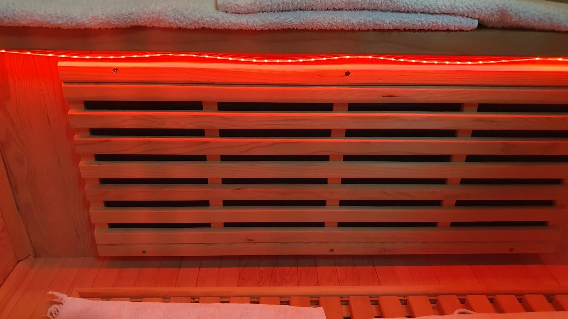 Původně byl LED pásek pod lavicí přiskřípnutý (foto: Kristýna Hašková) Obrázek zobrazuje: Osvětlení pod lavicí v infrasauně