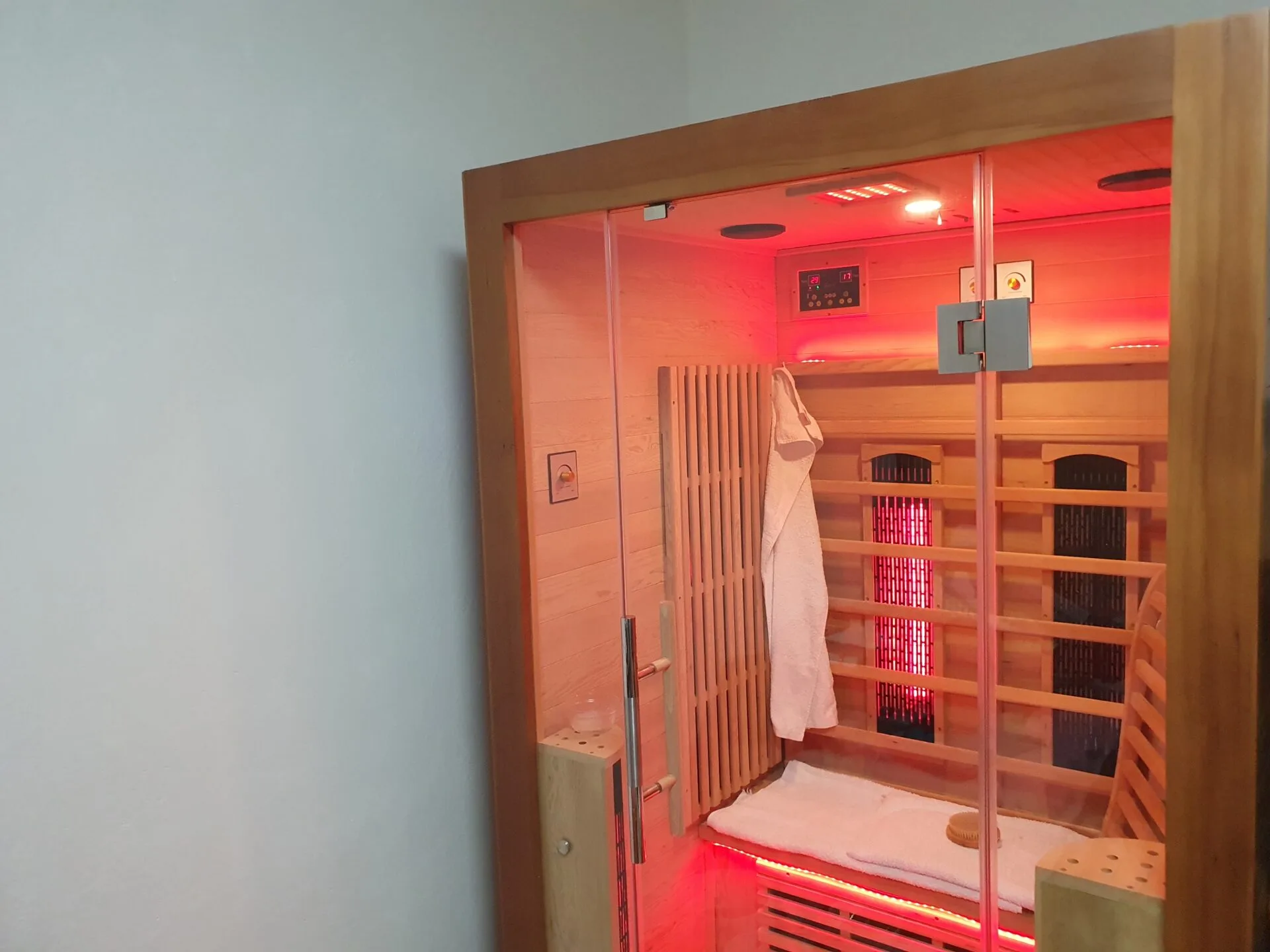 Infrasauna určená pro 2 zabírá dost prostoru (foto: Kristýna Hašková) Obrázek zobrazuje: Infrasauna pro 2 v místnosti
